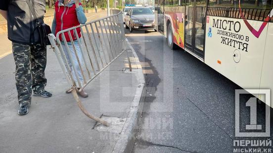 Суперечливий маневр: у Кривому Розі на вулиці Вільної Ічкерії у аварію потрапили автобус та KIA2