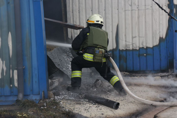 У Дніпровському районі загасили  пожежі, що виникли внаслідок ракетної атаки2
