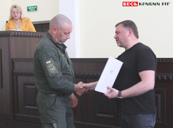 Ігор РАТІНОВ нагороджує гвардійців в Кривому Розі