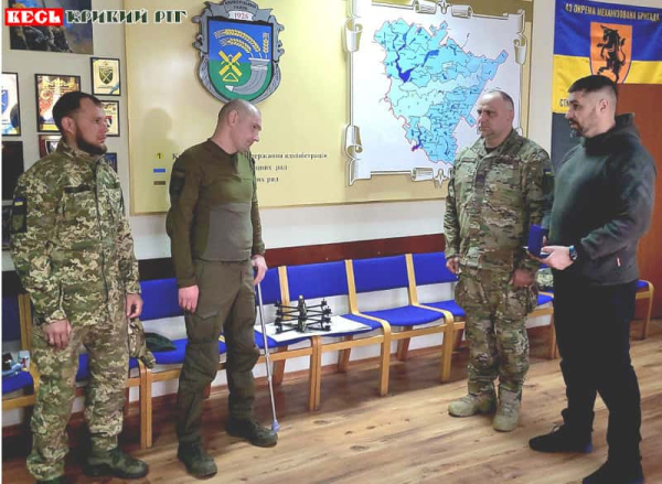 Голова Криворізької РВА нагороджує ветеранів ТРО