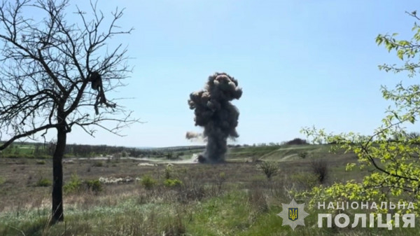 Вибухотехніки поліції знешкодили збиту російську ракету, яка впала у Криворізькому районі4