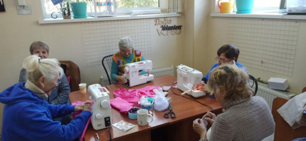 Від хоббі – до благодійності: у Кривому Розі волонтерки шиють адаптивну білизну для військових та одяг для переселенців1