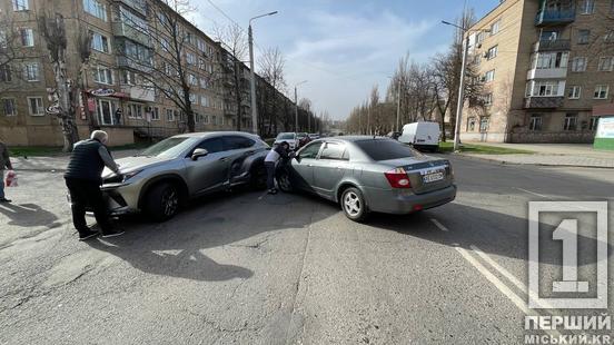 Відбулися переляком та пошкодженим «залізом»: у Кривому Розі не поділили дорогу Geely та Lexus1