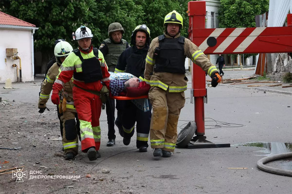 Вранці ворог обстріляв Укрзалізницю в Дніпрі та області, є загибла працівниця і семеро поранених1