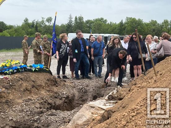 Ціною власного життя врятував поранених побратимів: У Кривому Розі простилися з кулеметником Олександром Мигавчиком3