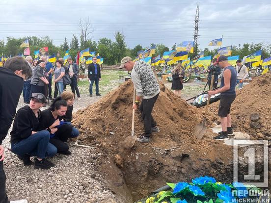 Ціною власного життя врятував поранених побратимів: У Кривому Розі простилися з кулеметником Олександром Мигавчиком4