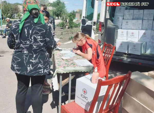 Волонтери криворізького Червоного Хреста видають гумдопомогу у Великій Костромці