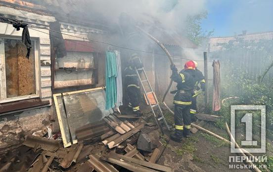 Густий дим валив звідусіль: у Металургійному районі Кривого Рогу сталася пожежа на приватній території