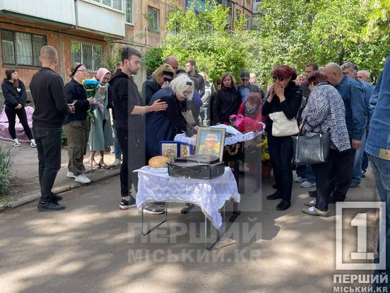 Мав золоті руки та добре серце: криворіжці провели у засвіти кулеметника Максима Манзюка2