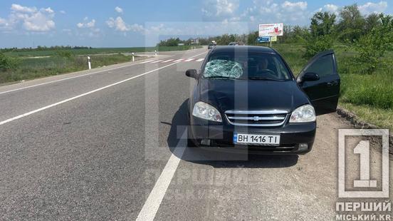 На лобовому склі залишилися тріщини від удару: на трасі під Кривим Рогом Chevrolet збив жінку2