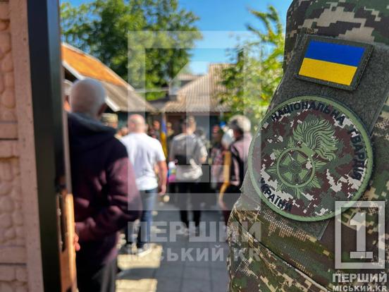 Надихав оточуючих своїм досвідом та настроєм: криворіжці попрощалися з воїном Максимом Врещовим3