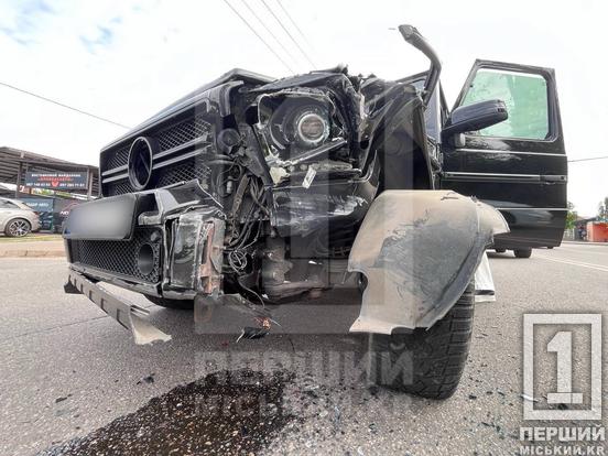 Обидві автівки пошкоджені: у Кривому Розі на вулиці Філатова ДТП з Mercedes G-Wagen та Mazda CX-72