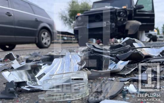 Обидві автівки пошкоджені: у Кривому Розі на вулиці Філатова ДТП з Mercedes G-Wagen та Mazda CX-7