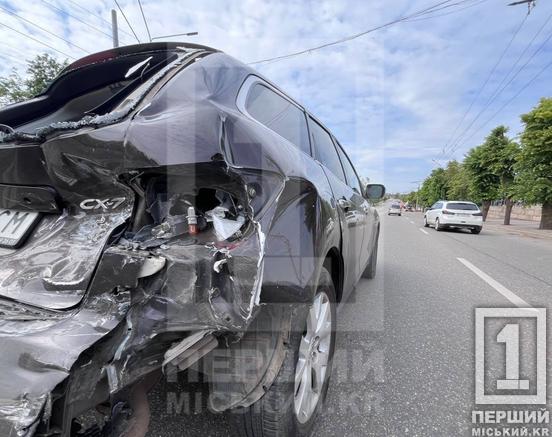 Обидві автівки пошкоджені: у Кривому Розі на вулиці Філатова ДТП з Mercedes G-Wagen та Mazda CX-74