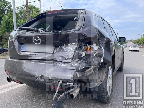 Обидві автівки пошкоджені: у Кривому Розі на вулиці Філатова ДТП з Mercedes G-Wagen та Mazda CX-71