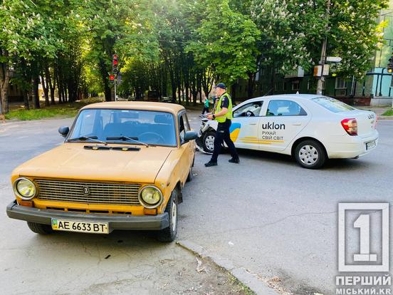 Одна з автівок з «підбитим оком»: у Кривому Розі у ДТП потрапили таксі та «ВАЗ»2