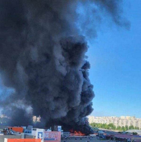 росіяни поціліли авіабомбами по  гіпермаркету в Харкові0