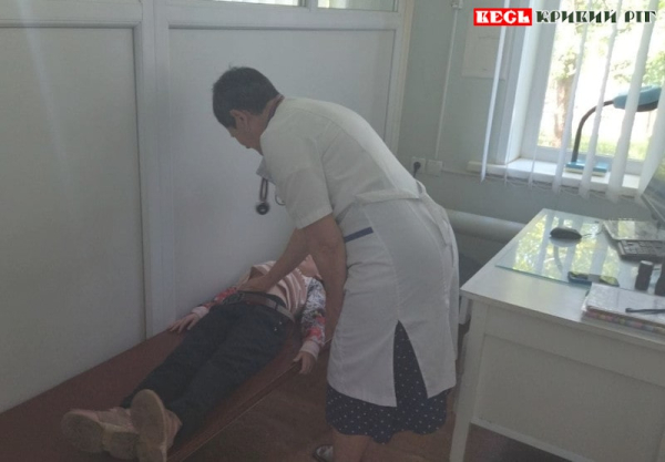 Дитину-сироту оглядають у лікарні в Кривому Розі