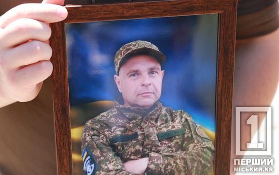 Гіркі сльози та останні квіти: у Кривому Розі поховали воїна Сергія Дячука