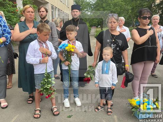 Пам'ять про них не вмре, не загине: на честь криворіжців Андрія Якуніна та Євгена Співака на фасаді Криворізької гімназії №124 встановили меморіали4