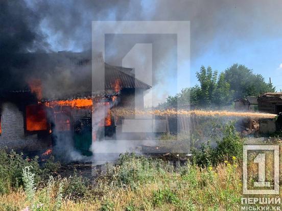 Полум'я виривалося з вікон і дверей: криворізькі надзвичайники загасили пожежу в покинутій будівлі1