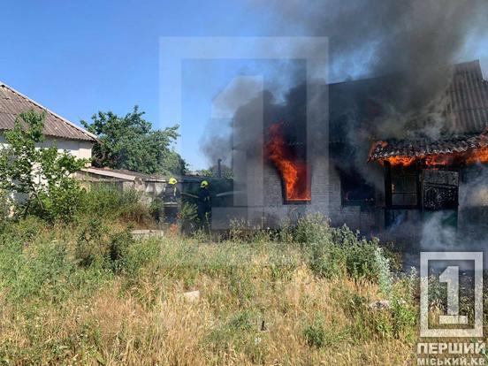Полум'я виривалося з вікон і дверей: криворізькі надзвичайники загасили пожежу в покинутій будівлі4
