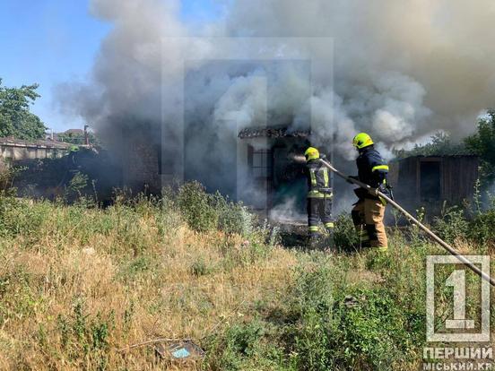 Полум'я виривалося з вікон і дверей: криворізькі надзвичайники загасили пожежу в покинутій будівлі5