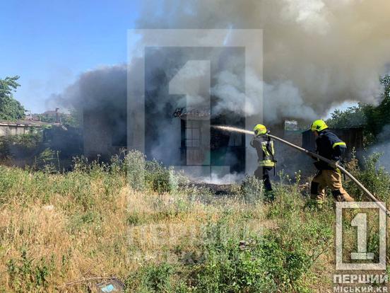 Полум'я виривалося з вікон і дверей: криворізькі надзвичайники загасили пожежу в покинутій будівлі2