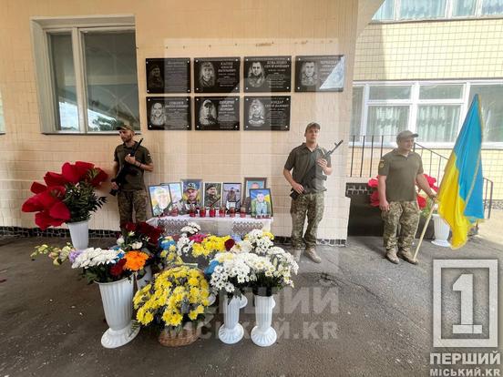 Пронесуть пам'ять про полеглих крізь роки: спогади про військову звитягу сімох криворіжців увічнили на іменних меморіалах10