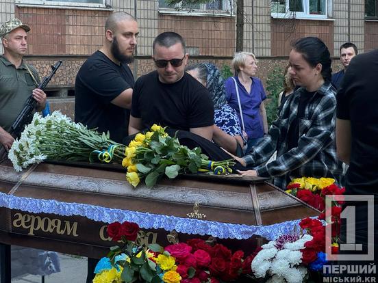 Проводжали, стоячи на колінах: у Кривому Розі поховали воїна Андрія Ворону2