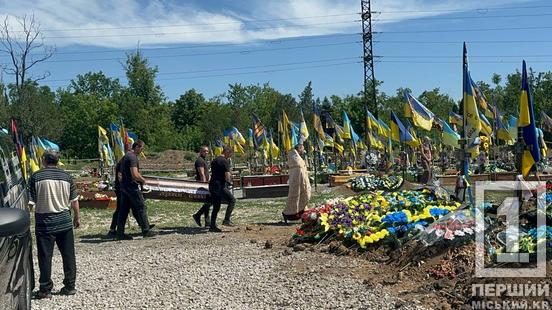 Проводжали, стоячи на колінах: у Кривому Розі поховали воїна Андрія Ворону3