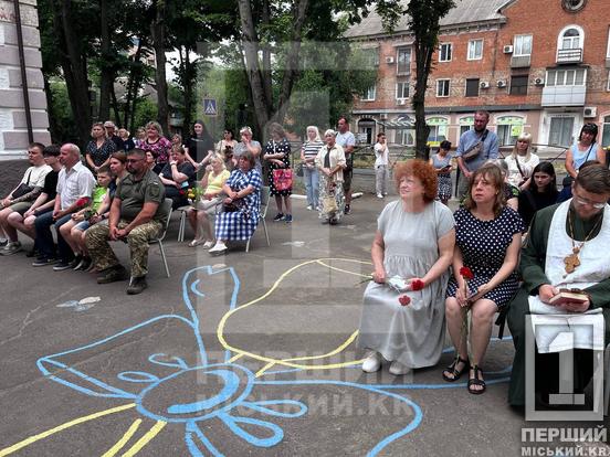 Стане вічним нагадуванням: в пам'ять про подвиг криворіжця Владислава Безкровного на стіні КЗШ №12 встановили меморіальний знак2