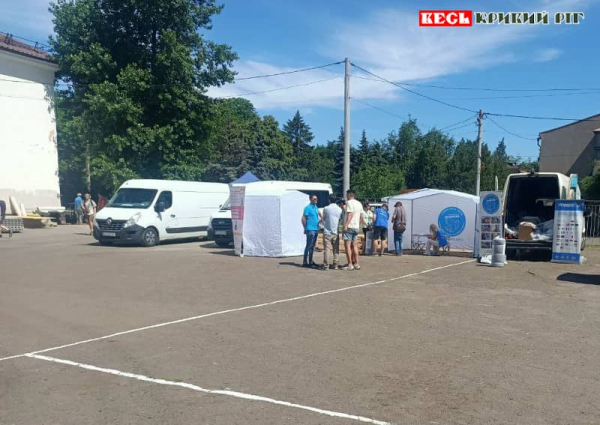 Штаб допомоги постраждалим від ракетного удару в гімназії №17 в Кривому Розі