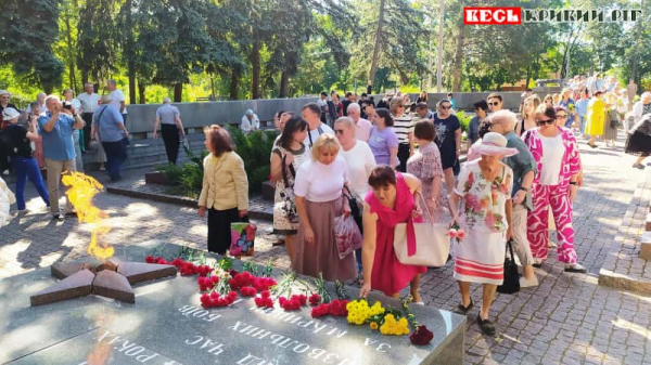 Покладання квітів до Меморіалу загиблим воїнам в парку Шахтарському в Кривому Розі