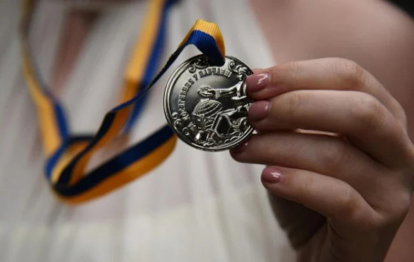 За підсумками навчального року 2023/2024 на Дніпропетровщині 1051 випускник здобув золоту медаль0