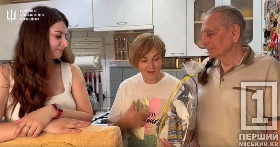 Зробили внесок до перемоги: родина криворіжців отримала прапор з лого ГУР і з підписом Буданова1