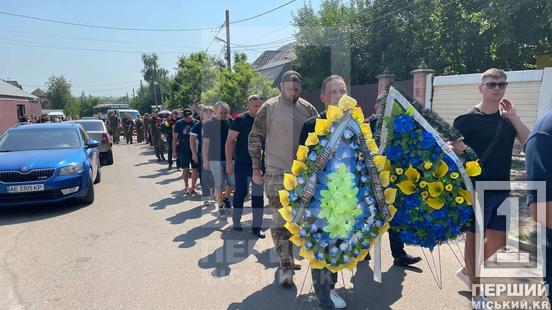 Був хазяйновитим та мав золоті руки: провели в останню путь воїна з Кривого Рогу головного сержанта Миколу Приставку5