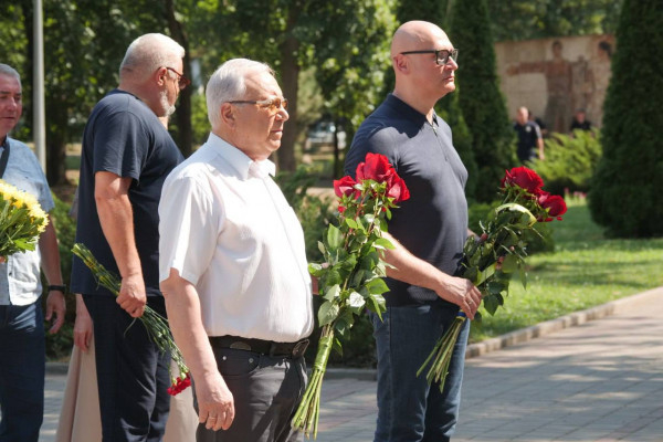 Криворіжців, гостей міста та всіх, хто через агресію окупантів були змушені тікати зі своїх домівок і оселитися в нашому місті, вітають з Днем Української  Державності0