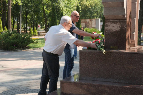 Криворіжців, гостей міста та всіх, хто через агресію окупантів були змушені тікати зі своїх домівок і оселитися в нашому місті, вітають з Днем Української  Державності1