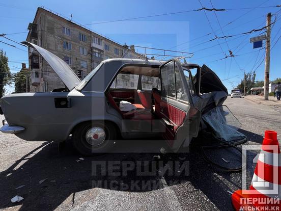 Небезпечне перехрестя: у Тернівському районі Кривого Рогу відбувся міцний «цьом» між ВАЗом та Lanos2
