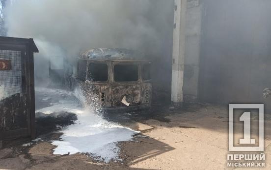 У Кривому Розі на тимчасовій зупинці згорів автобус: постраждалий у лікарні