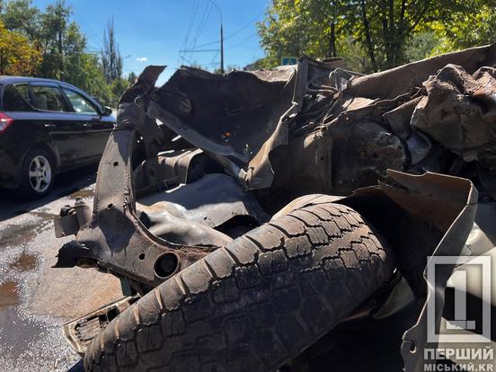 У Покровському районі Кривого Рогу авто  перекинулося на дах: викликали рятувальників і медиків5