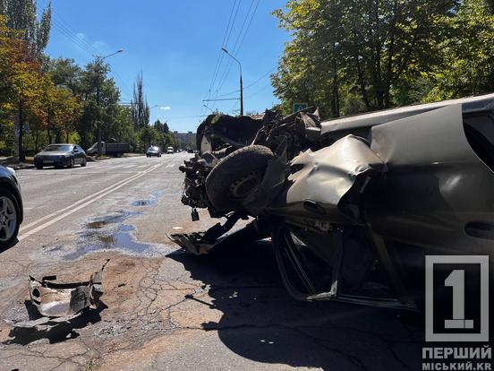 У Покровському районі Кривого Рогу авто  перекинулося на дах: викликали рятувальників і медиків4