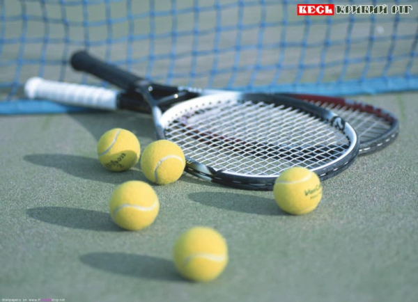 Тенісна ракетка та м’ячики в спортивному клубі в Кривому Розі