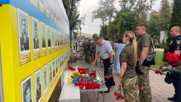 Сьогодні українці вшановують пам'ять захисників України, які загинули в боротьбі за незалежність, суверенітет і територіальну цілісність України1