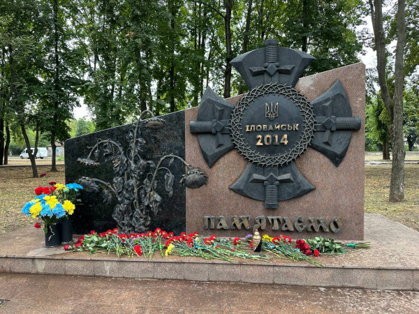 Сьогодні українці вшановують пам'ять захисників України, які загинули в боротьбі за незалежність, суверенітет і територіальну цілісність України3