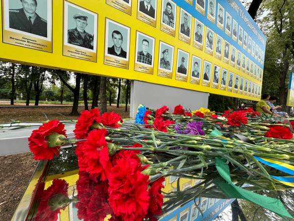 Сьогодні українці вшановують пам'ять захисників України, які загинули в боротьбі за незалежність, суверенітет і територіальну цілісність України2