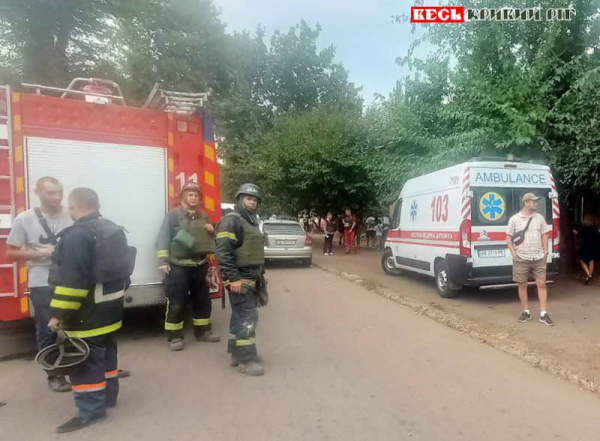 Рятувальники та медики на місці ракетного удару по Кривому Рогу