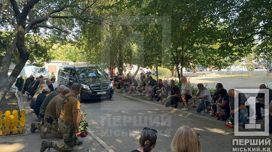 «Це людина з великої букви, яка самовіддано боролася за нашу Україну»: криворіжці в останню путь провели ветерана АТО, Героя Миколу Скидана2