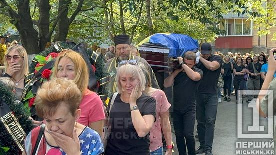 «Це людина з великої букви, яка самовіддано боролася за нашу Україну»: криворіжці в останню путь провели ветерана АТО, Героя Миколу Скидана3